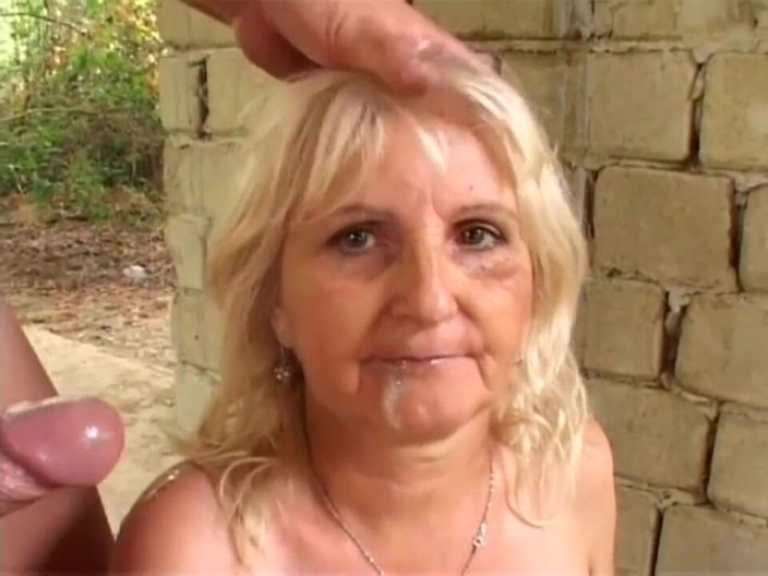 My porn family: Na zahradě penetroval anál blonďaté milfky s velkými prsy