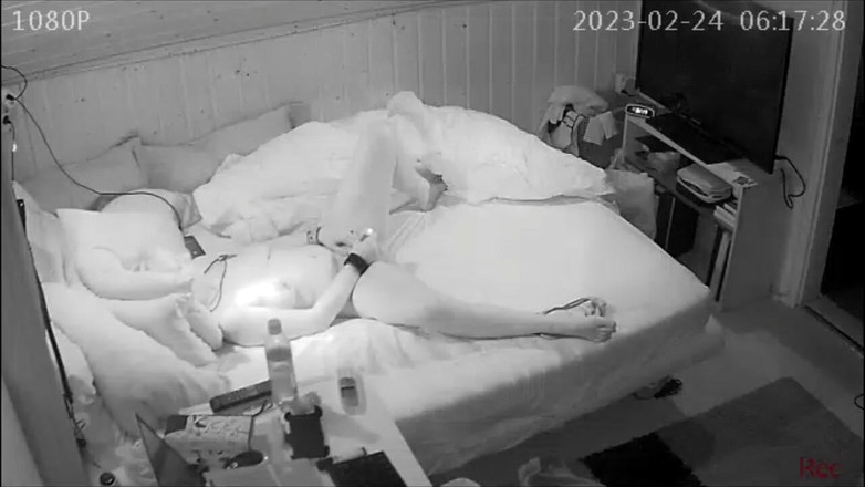 KittieNoOne: Soția se masturbează cu soțul la telefon