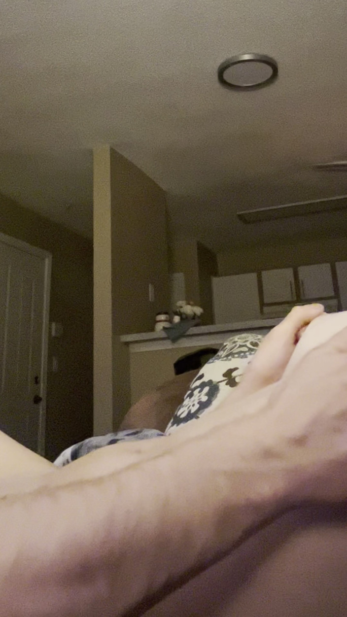 IntimateIsles: 바이브레이터 소파 섹스