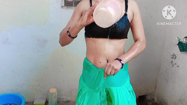 Ankurpriya000: Sora vitregă indiană plină făcând baie în fața fratelor ei vitreg