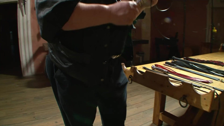BDSM Deutschland: 엉덩이가 빨라질 때까지 채찍질을 당하는 영주