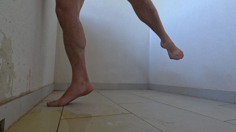 Kinky Guy: balkonda çiş ve boşalma