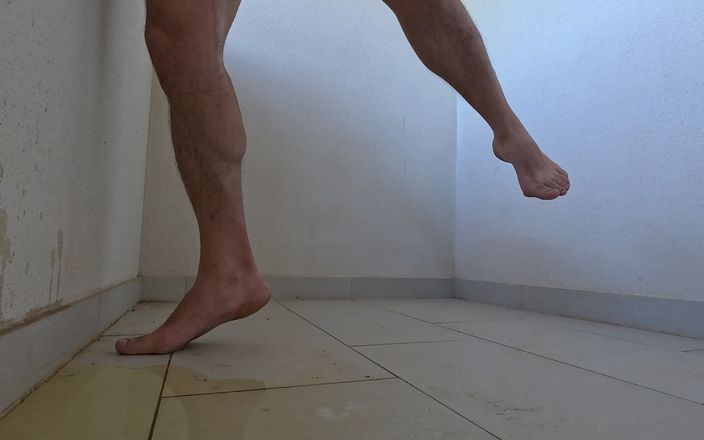 Kinky Guy: Orinar y correrse en el balcón