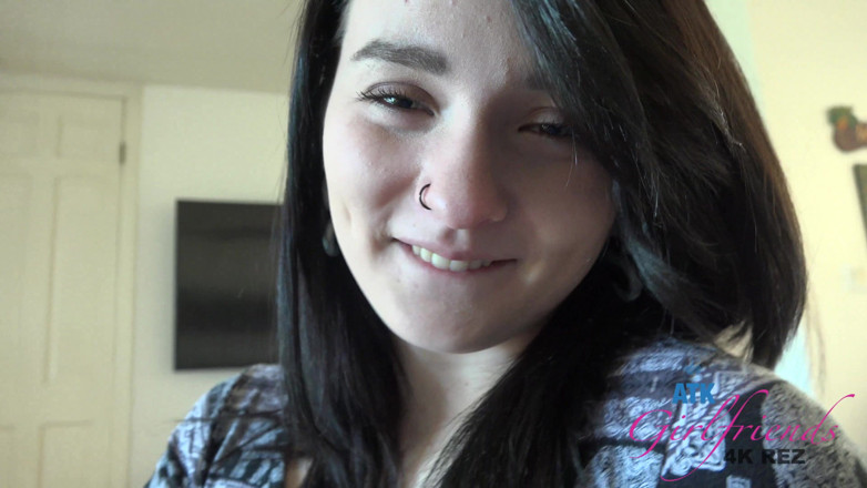 ATK Fans (Girlfriends): Sierra, jolie fille, est pleine de sourires, mais vous pouvez...