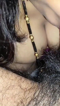 Krásná indická dívka skutečný orgasmus a stříkání video se sprostým mluvením v hindštině