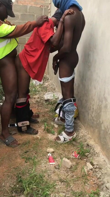 Sexylary: Ayah tiri dan kawannya mengongkek saya di belakang dinding rumah...