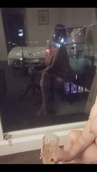 Maggie Moon: Försöker vara lite arty med min reflektion i fönstret fungerade...