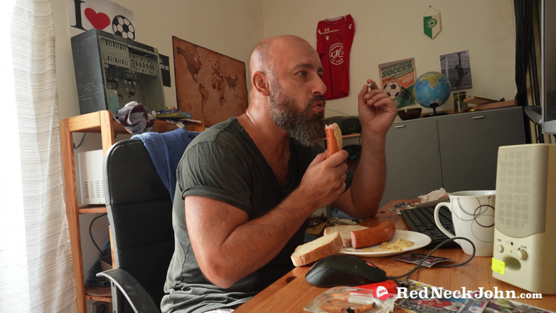 Redneck John: Redneck John 4.2 une bite monstrueuse teste sa chatte rose étroite