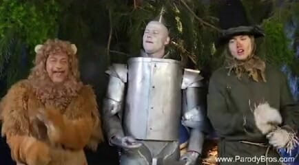 Parody Bros: Büyük memeli pirsingli bebek ıslak amcığını yalatıyor ve sikiliyor