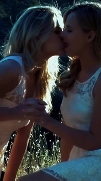 Scarlet Red e Jillian Janson si leccano le fighe nei boschi