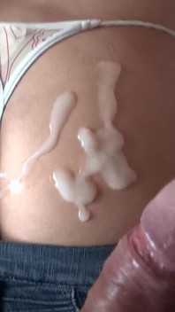 我的饥渴继子无法抗拒看着我的大屁股并在上面射精。