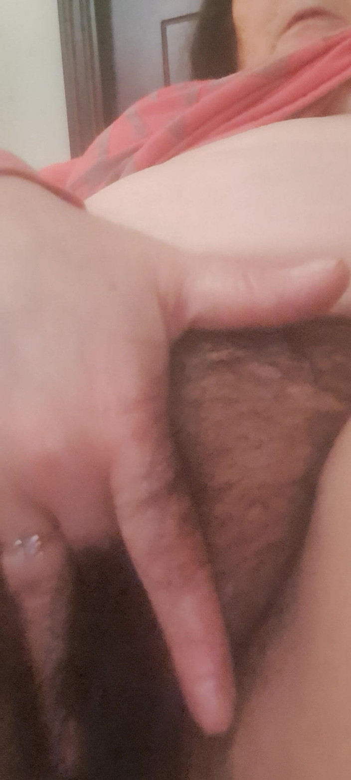 Mommy big hairy pussy: Mama excitată, expunându-și corpul și pizda ei este cu adevărat păroasă