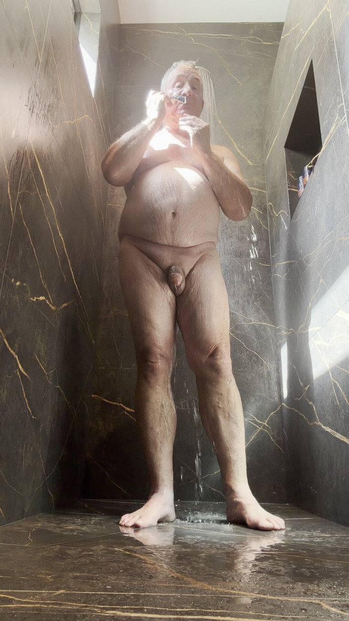 GottaLuvBB: Guardami nella doccia e nel radermi