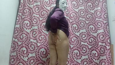 Muruga: Makcik desi menunjukkan tiada seluar dalam menikmati hari