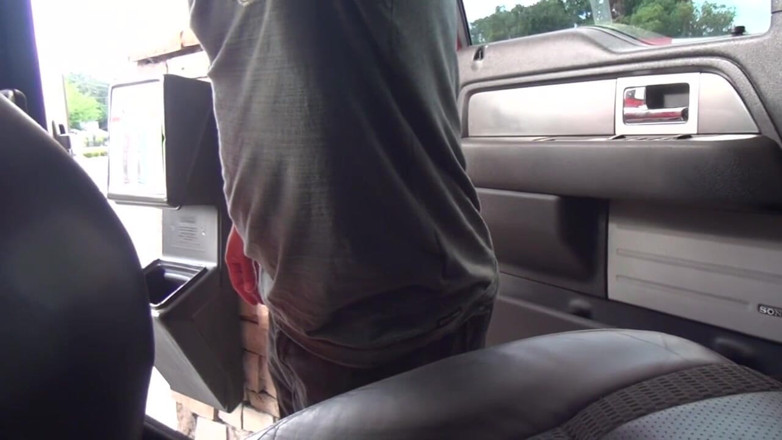Like it extreme: Condução pública com um enorme plug anal
