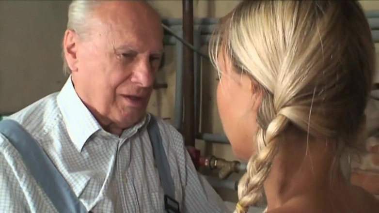 Old PIGS XXX: Oud varken maakt overuren om oude vrouw en sexy tiener...
