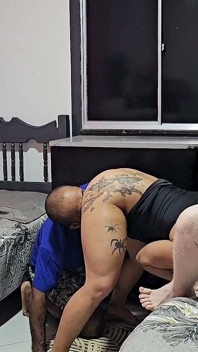 Dando bunda para o marido do amigo