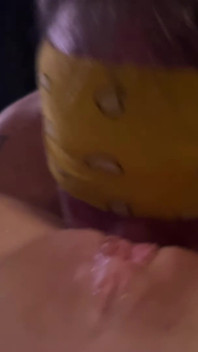 Un grande papà sexy mangia il delizioso gattino kat-licious