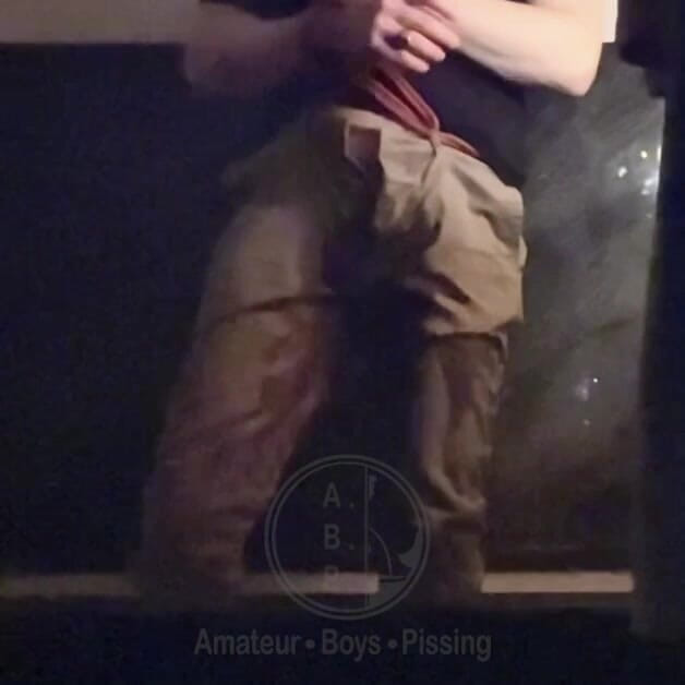 AmateurBoysPissing: Výzva čůrání zoufalství oblečenej amatérský chlapec má svázané ruce, aby mu...