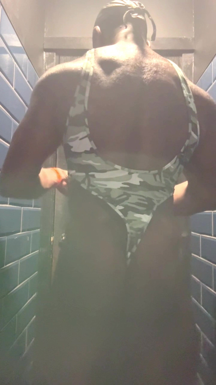 Black mature muscle Brody Richardson: 흑인 근육 새아빠 노출 싱글 베이트 정액 포스트 체육관 샤워