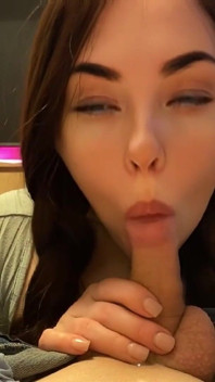 Studentessa calda con faccia sexy fa pompino
