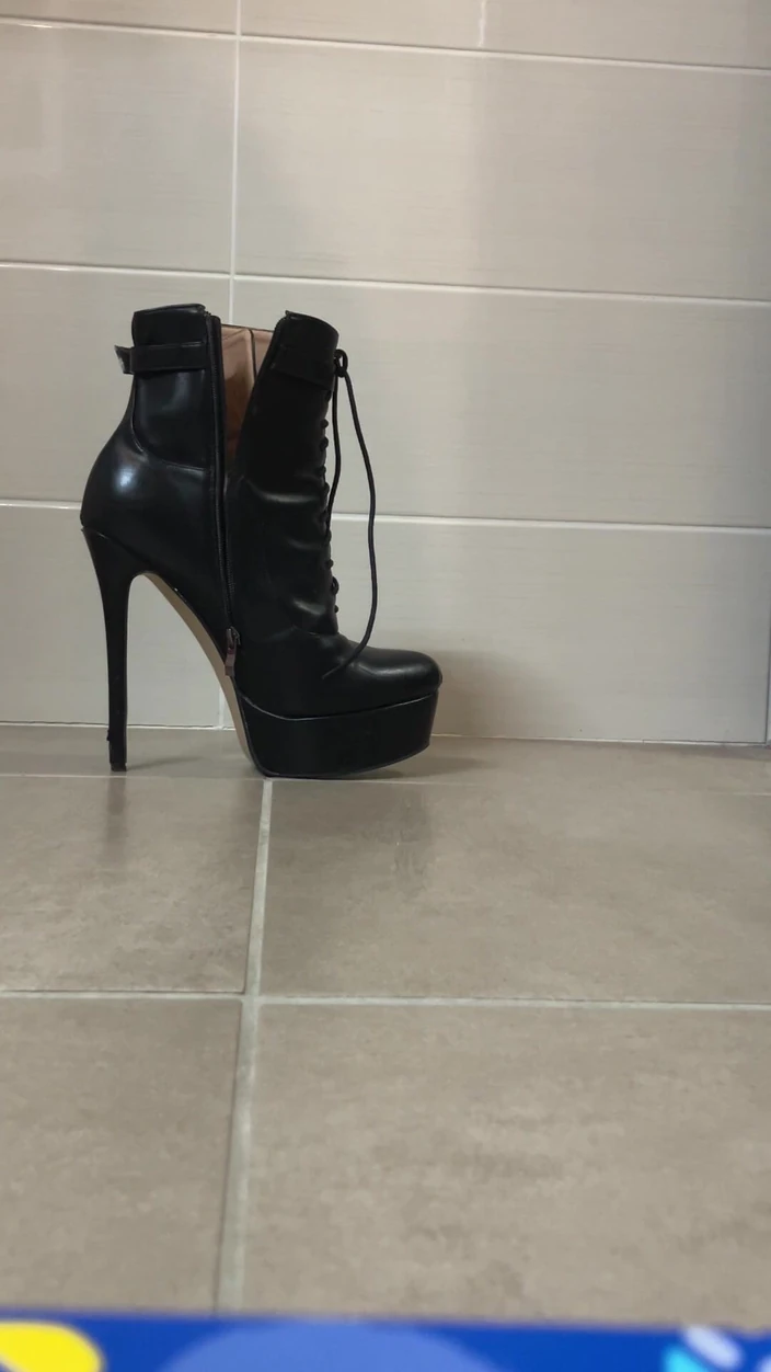 Celiasm: Șosetă din latex învelită în toc înalt