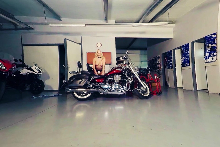 Bikes And Babes TV: Daisy Lee dans un garage de moto