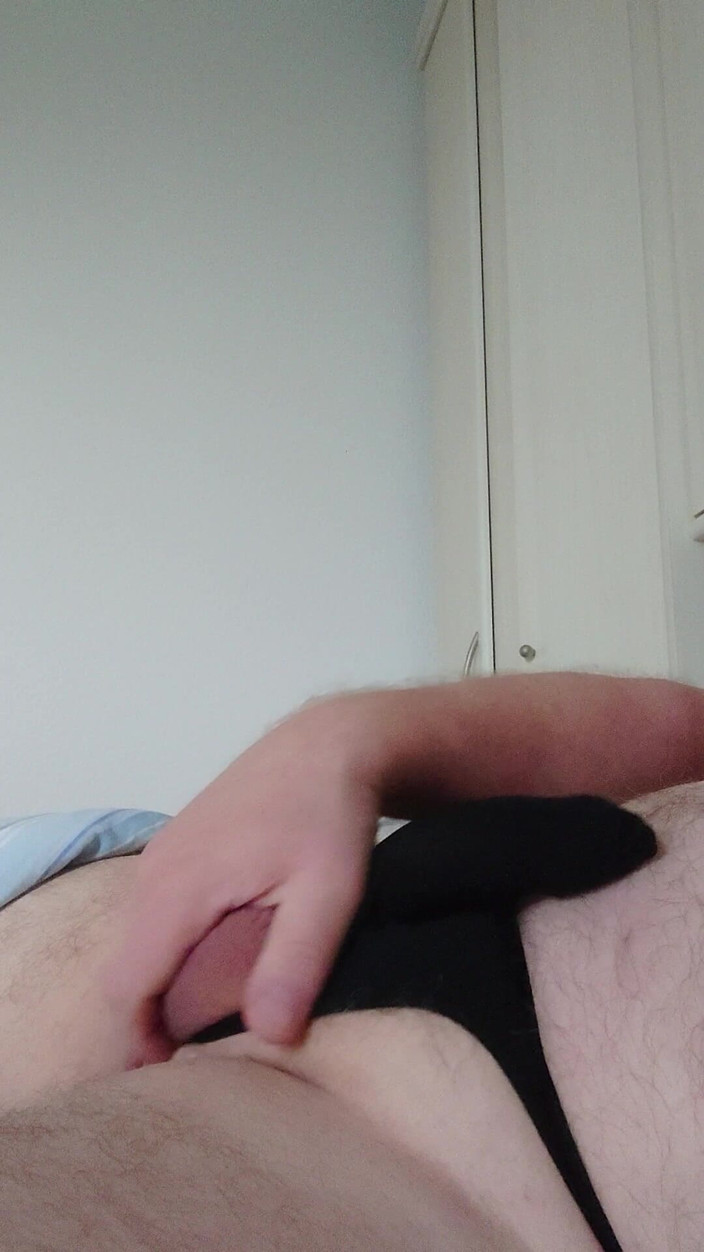 Carmen_Nylonjunge: Kåt Runkar Av Sig I En Svart Stringtrosa För Kuken