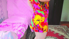 Kitty_Cross: 遊び心のあるトランス女性がショートスカートで太もものタトゥーを見せる