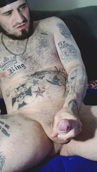 Memek sempit cewek semok ini dicrot sperma hangat