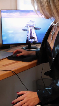 您是高筒皮靴和乳胶的恋物癖者吗？朱莉娅情妇