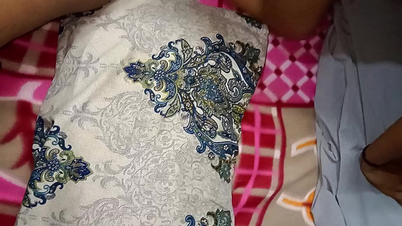 xxxSejal: Деревенская бхабхи сказала: "Трахни меня, вложи свой хуй в мою задницу. Мне это очень нравится".