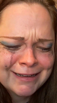 Sudut pandangan dekat Sobbing dan Ruined Makeup