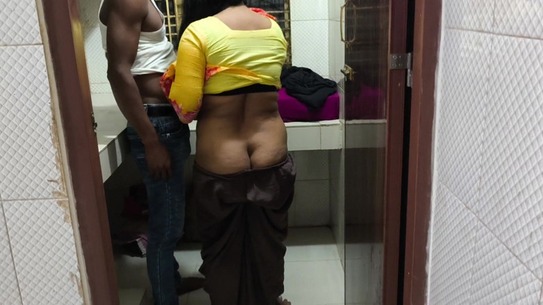 SAFI-SEXY: Ich sehe, wie meine tante das zimmer putzt, danach umarmte...