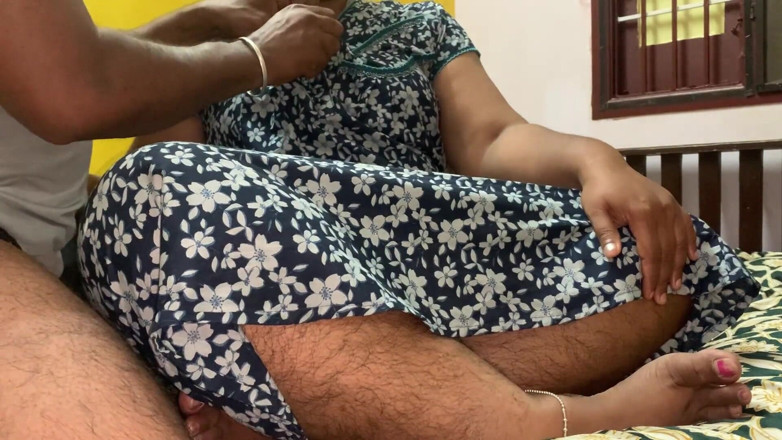 Karthi: Tamilský chlapec saje prsa tetičky a líže kundičku až do...