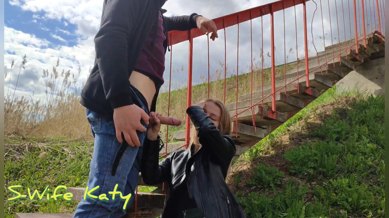 S-Wife Katy: S-manželka Katy riskantně šuká na přeplněné dálnici a naaranžovala creampie