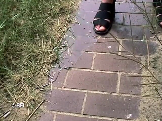 Pissing Girls: ashlil sunahre baalon vaali peshaab deti hai aur viry nikaalti...