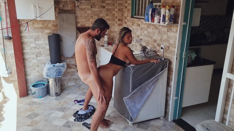 MarieChell: Eu fodi minha esposa do jeito que ela gosta, lavando...