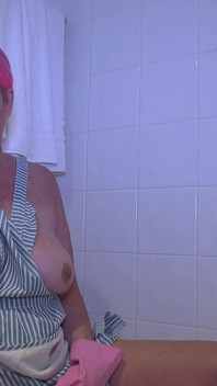 POV styvmamma Rengöring i förkläde och gummihandskar