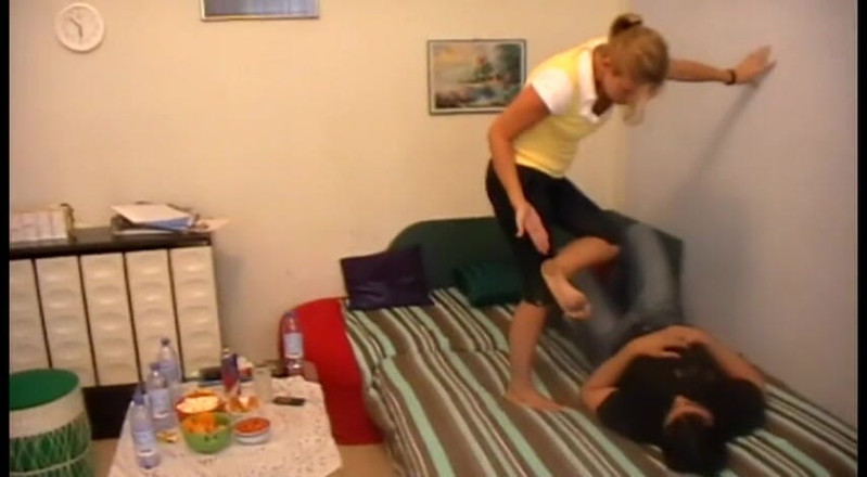 Foot Girls: Dirty feet licking in bed