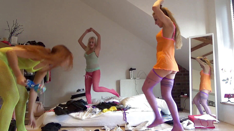 Leon Lambert Girls Twerk Parties CFNM: 網タイツ、最もセクシーなダンス、マンコ、おっぱい女の子たちが彼女の家でシルビアに会い、パーティーが始まります!エピソード #4