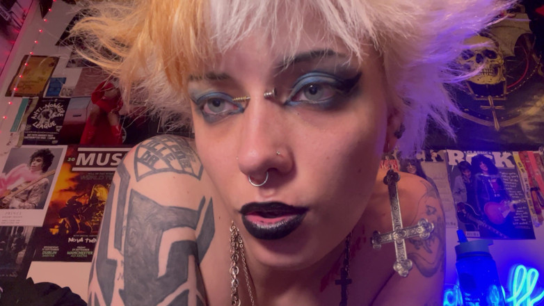 Glitterqueen1999: Goth Nostril บาน, ถูดิลโด้, น้ําลายไหลในลิปสติก
