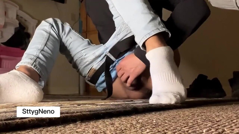 Xooshua (xblue18): Un giovane di 18 anni si masturba il suo bel culo...