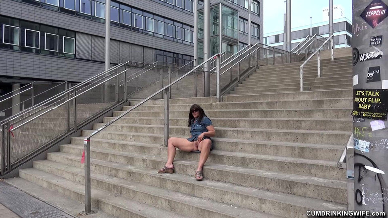 Cumdrinking Wife: 城市里的口交