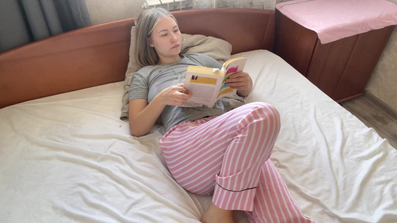 Stacy_via: The Blonde Got Aroused After Reading an Erotic Book and...