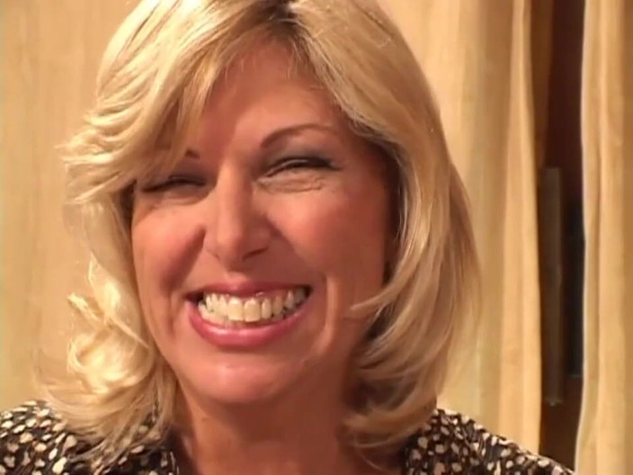 Milf in Love: Blonde milf houdt van de grote lul in poesje in...