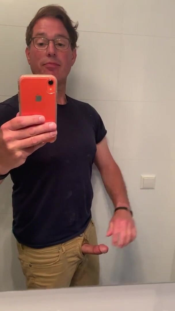 TJenner: Sesión de paja de hoy, mostrando mi polla roja, palpitante