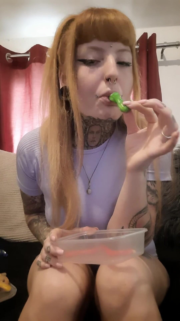 Yourfavecumslut: 女神咀嚼并吐出甜品