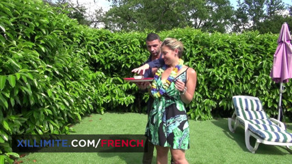 French girls at work: Анальний секс навколо басейну