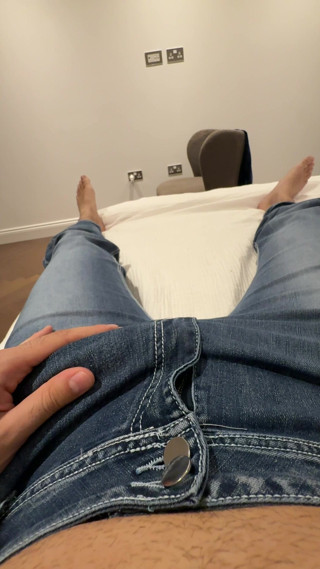 Cock in Jeans: Cewek sange ini lagi asik masturbasi solo pakai celana jins...
